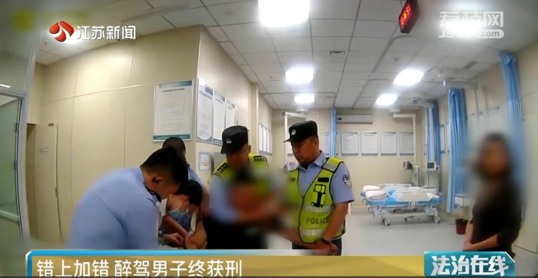 开车追尾后，他竟然弃车跑了......