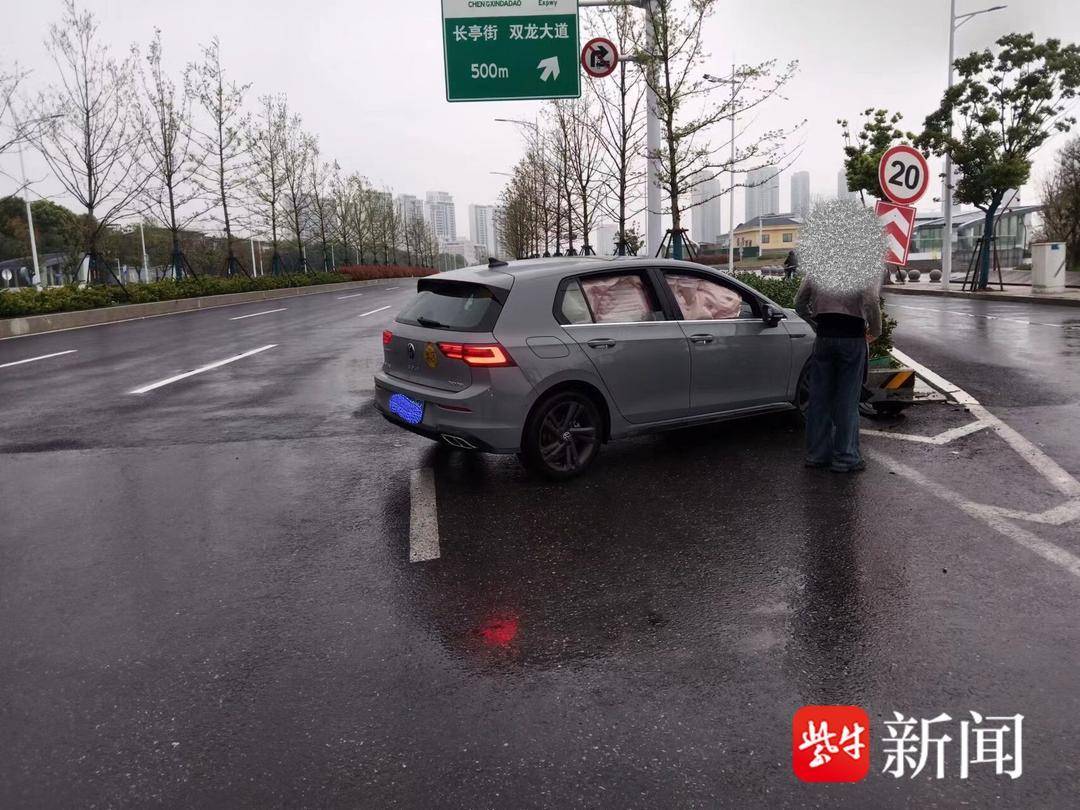 新手遇拐弯道时操作失误，小轿车撞上了隔离带