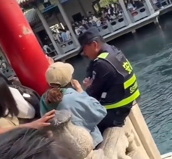 险被游客挤下水？景区保安找到了！真相万万没想到