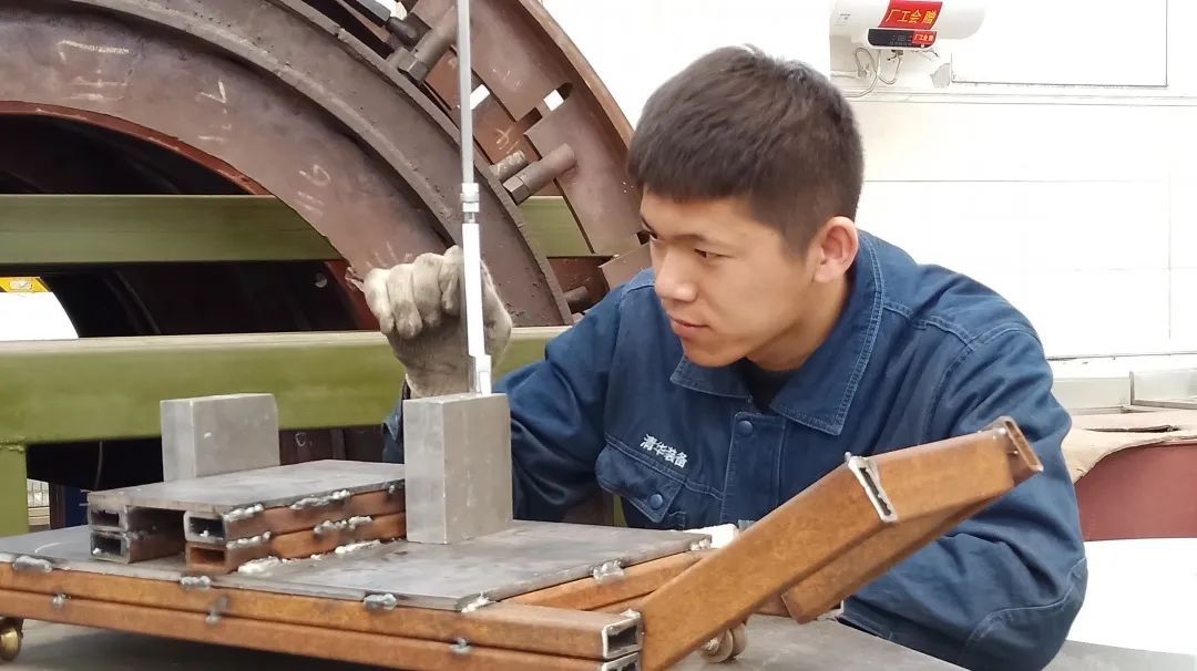 曾经沉溺游戏的他如今“技能满级”,能打磨出微米级精度…… 曾经沉溺游戏的他如今“技能满级”,能打磨出微米级精度……