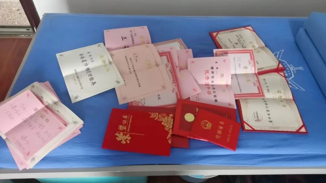 “女枪王”，有着标志性“虎牙笑”！