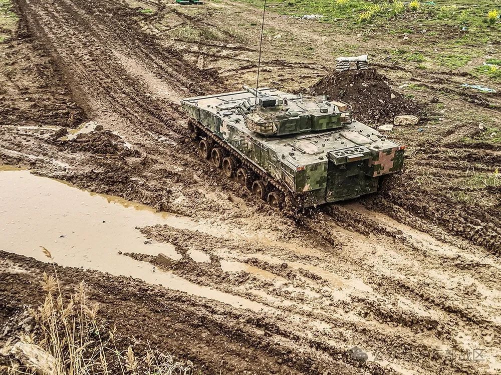 战场狂飙！“钢铁猛虎”荒野出击