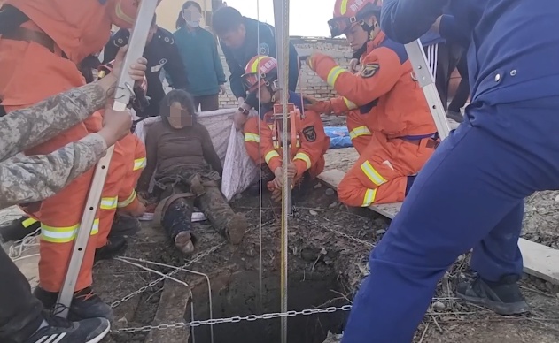 一踩、一空，新疆一女子深陷井中淤泥