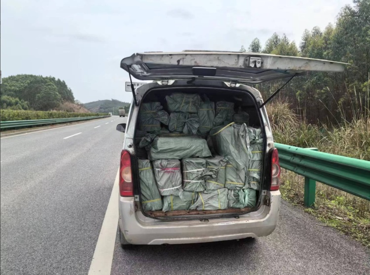 “不用麻烦警察同志,我追尾我全责”,交警:实在不对劲…… “不用麻烦警察同志,我追尾我全责”,交警:实在不对劲……