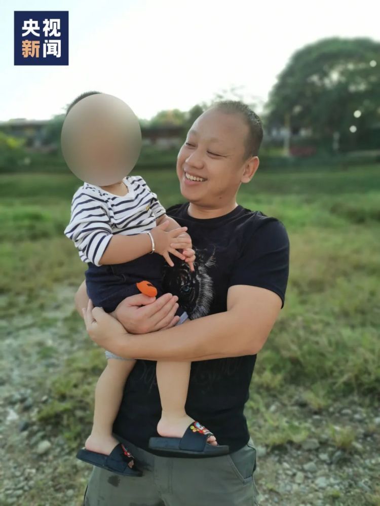 “等我长大，爸爸就会回来看我们了吧……”