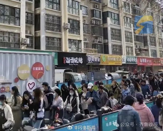 淄博“黑炭脸”烧烤小哥火了！网友：五一你就等着吧