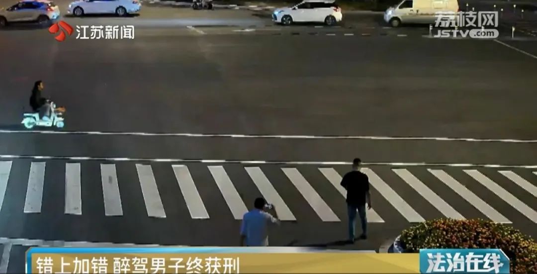 开车追尾后，他竟然弃车跑了......