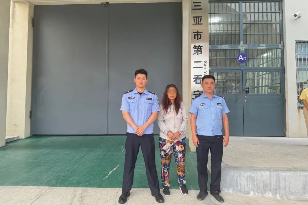 事发三亚!女子在小区“扫楼式”疯狂作案!监控曝光! 事发三亚!女子在小区“扫楼式”疯狂作案!监控曝光!