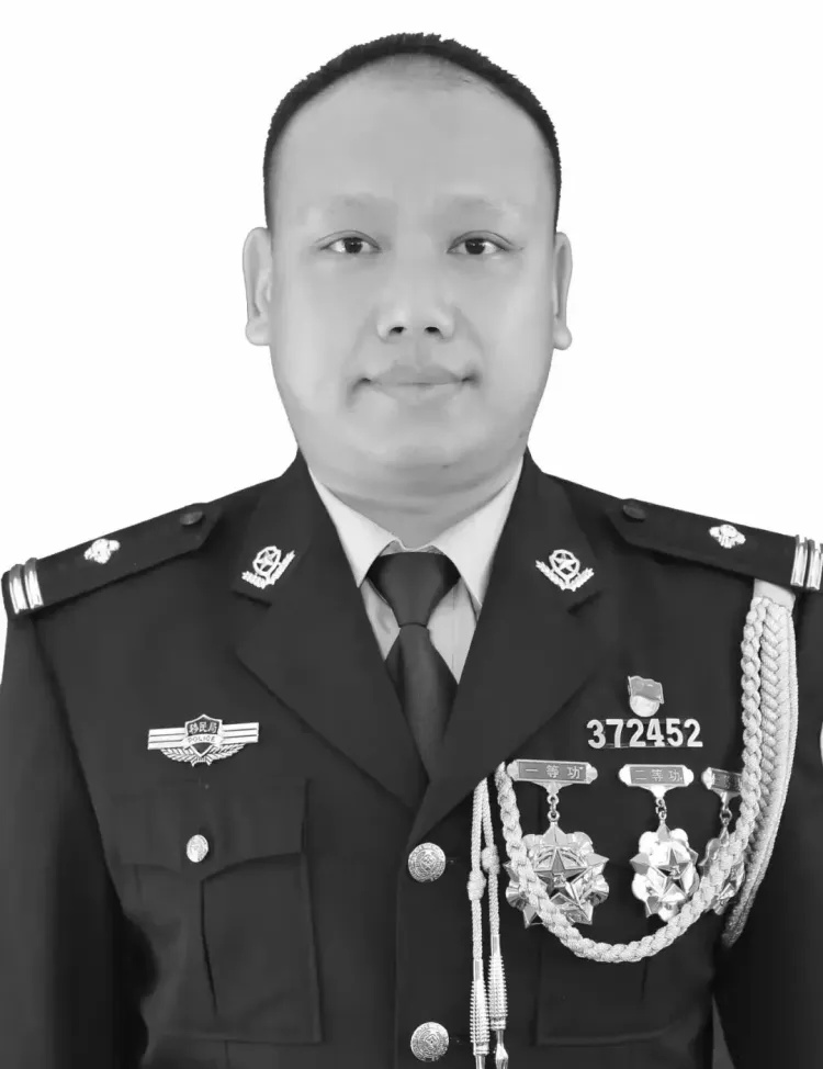 “等我长大，爸爸就会回来看我们了吧……”