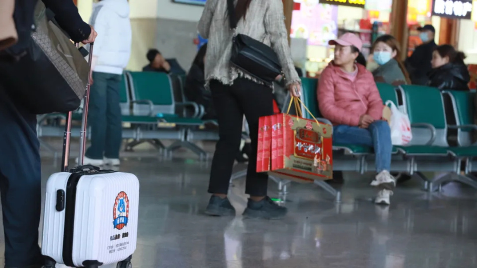 高铁站又现神秘打包盒,麻辣烫稳居“带货”榜首 高铁站又现神秘打包盒,麻辣烫稳居“带货”榜首