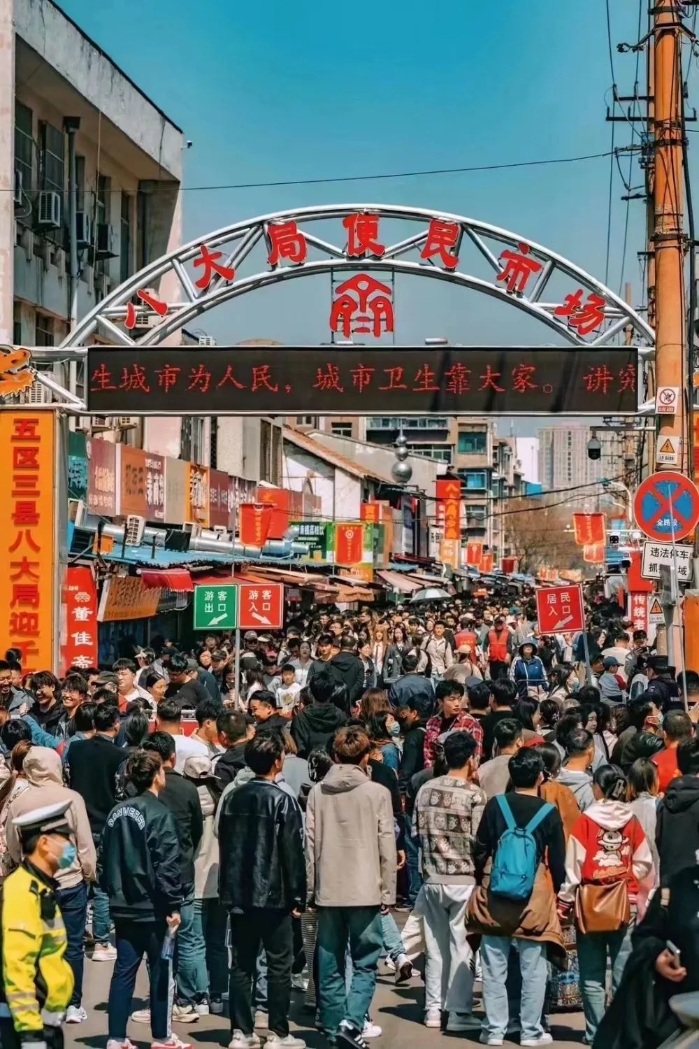 淄博“黑炭脸”烧烤小哥火了！网友：五一你就等着吧