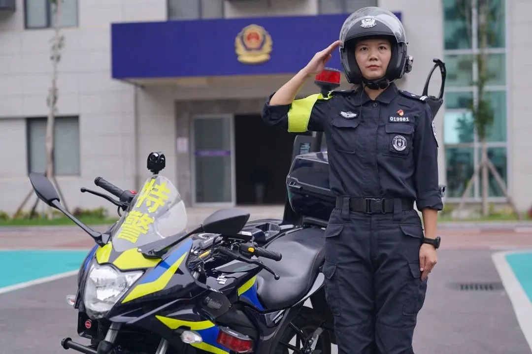 “女枪王”，有着标志性“虎牙笑”！