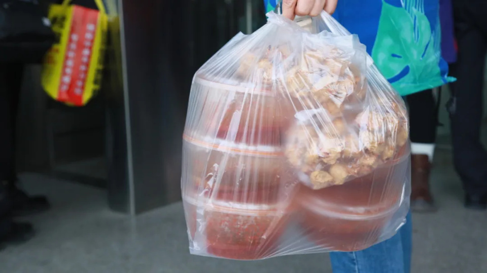 高铁站又现神秘打包盒,麻辣烫稳居“带货”榜首 高铁站又现神秘打包盒,麻辣烫稳居“带货”榜首