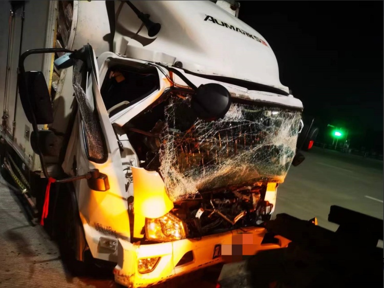 “不用麻烦警察同志,我追尾我全责”,交警:实在不对劲…… “不用麻烦警察同志,我追尾我全责”,交警:实在不对劲……