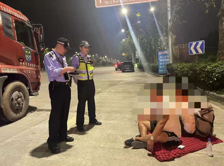 “不用麻烦警察同志,我追尾我全责”,交警:实在不对劲…… “不用麻烦警察同志,我追尾我全责”,交警:实在不对劲……