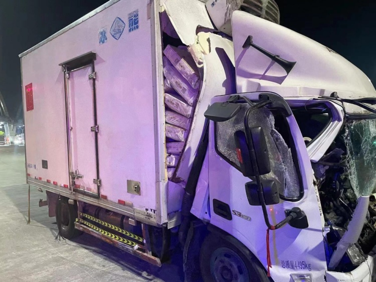 “不用麻烦警察同志,我追尾我全责”,交警:实在不对劲…… “不用麻烦警察同志,我追尾我全责”,交警:实在不对劲……