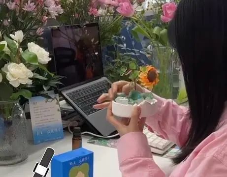 00后女生打造“春天工位”引围观！当代年轻人都在爆改工位，你是哪一种？