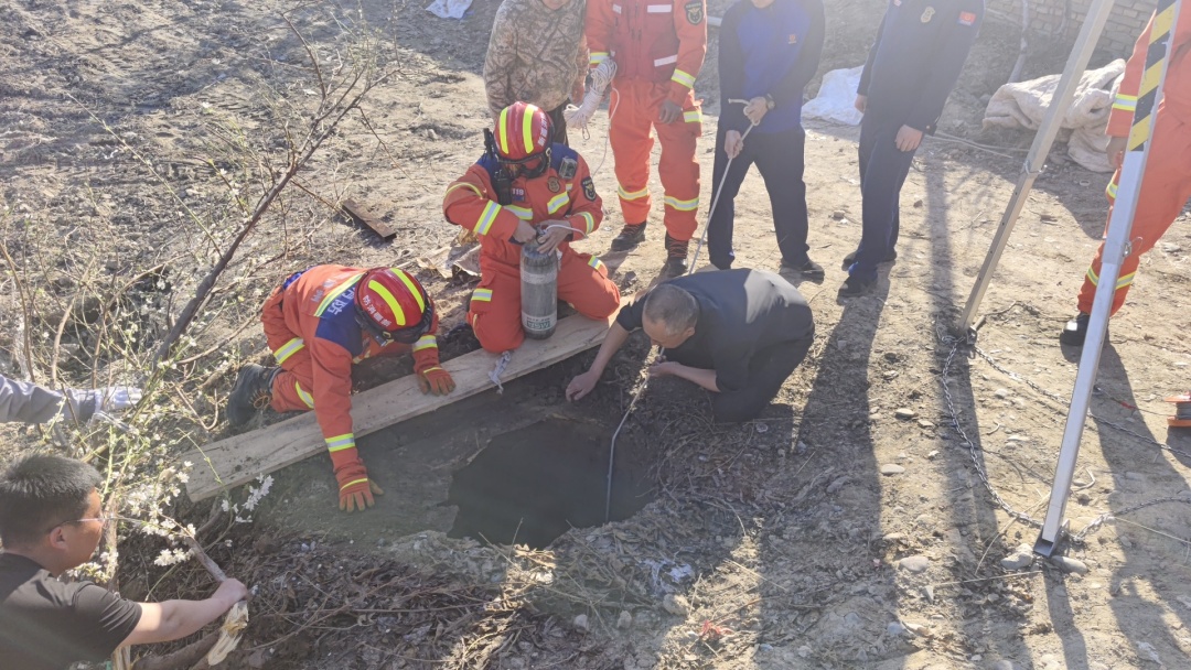 一踩、一空，新疆一女子深陷井中淤泥