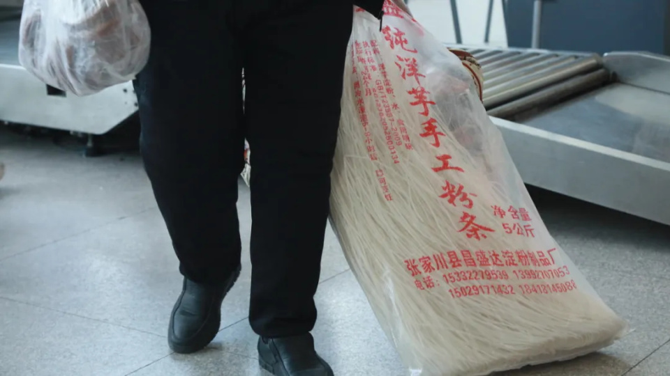 高铁站又现神秘打包盒,麻辣烫稳居“带货”榜首 高铁站又现神秘打包盒,麻辣烫稳居“带货”榜首