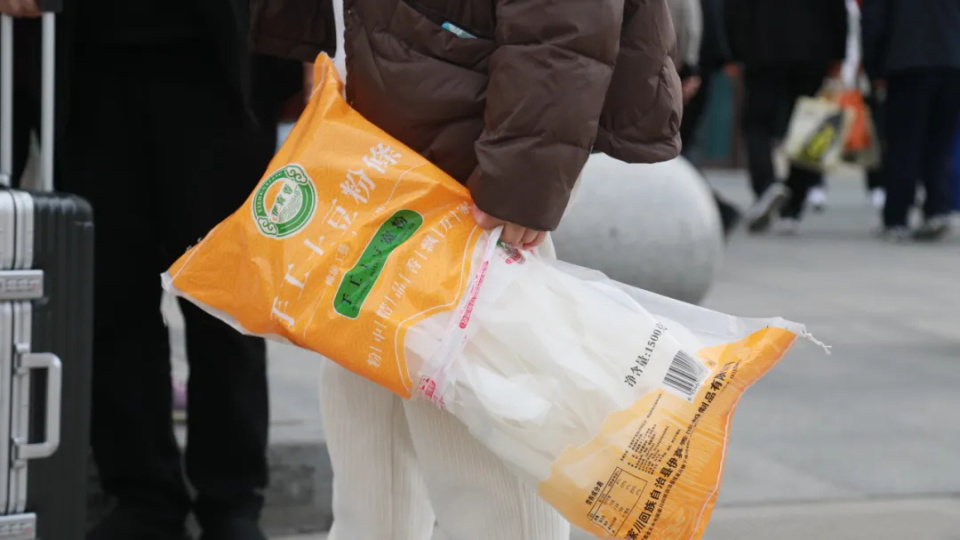 高铁站又现神秘打包盒,麻辣烫稳居“带货”榜首 高铁站又现神秘打包盒,麻辣烫稳居“带货”榜首