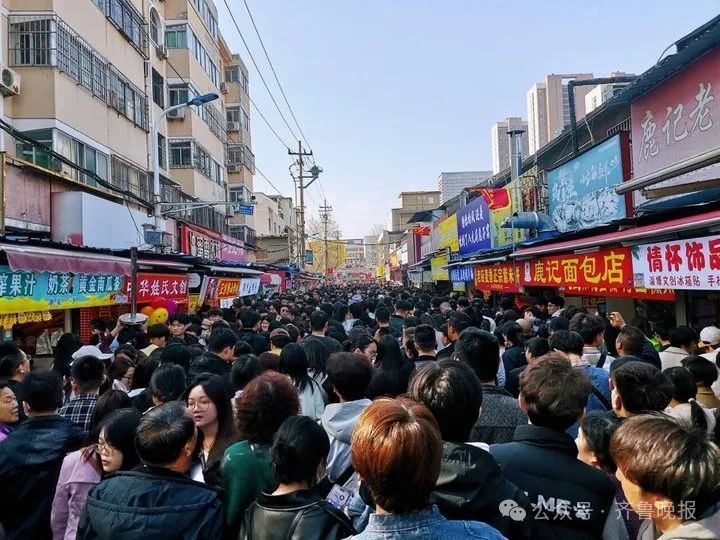 淄博“黑炭脸”烧烤小哥火了！网友：五一你就等着吧