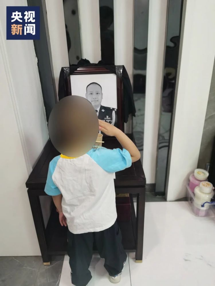 “等我长大，爸爸就会回来看我们了吧……”