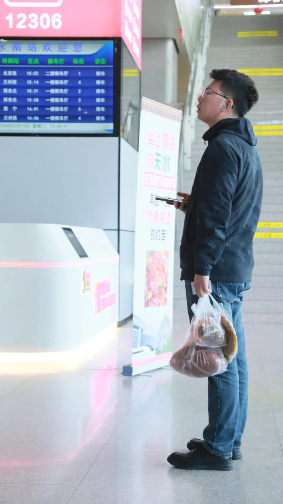 高铁站又现神秘打包盒,麻辣烫稳居“带货”榜首 高铁站又现神秘打包盒,麻辣烫稳居“带货”榜首