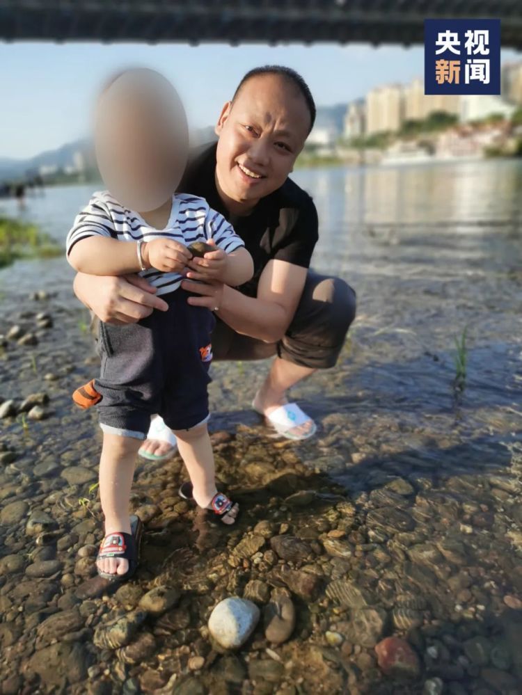 “等我长大，爸爸就会回来看我们了吧……”
