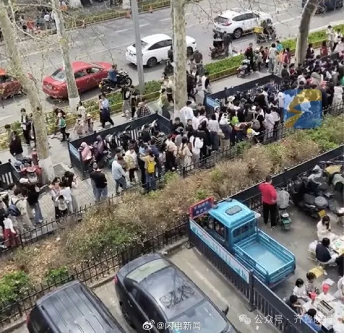 淄博“黑炭脸”烧烤小哥火了！网友：五一你就等着吧