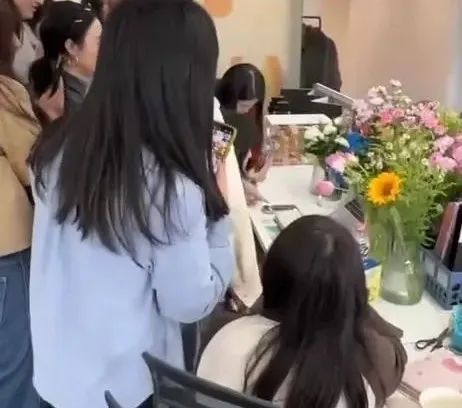 00后女生打造“春天工位”引围观！当代年轻人都在爆改工位，你是哪一种？