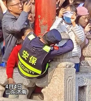 险被游客挤下水？景区保安找到了！真相万万没想到
