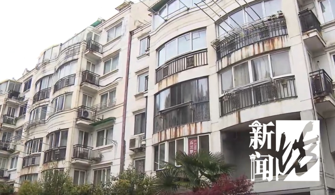 上海一居民楼顶惊现巨大鱼缸！近2.5吨！官方：没有法规可禁止...