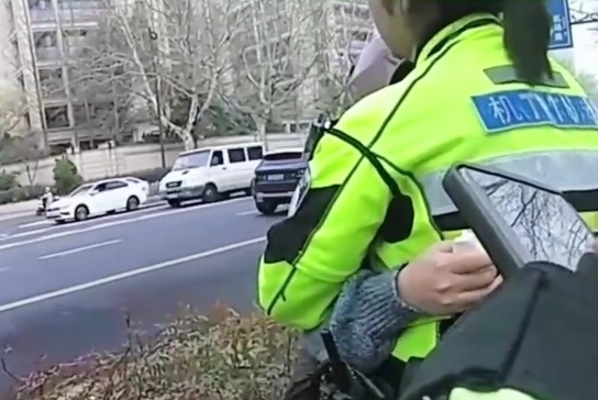 姑娘街头崩溃痛哭,被一个动作治愈…… 姑娘街头崩溃痛哭,被一个动作治愈……