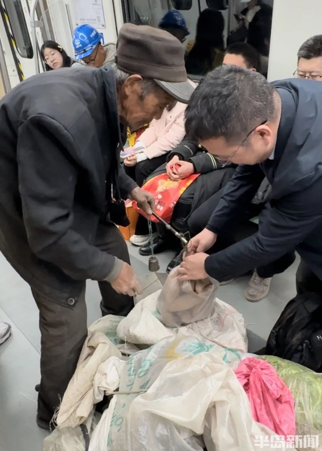 地铁上这一幕让全网破防！网友：今天起出门带现金