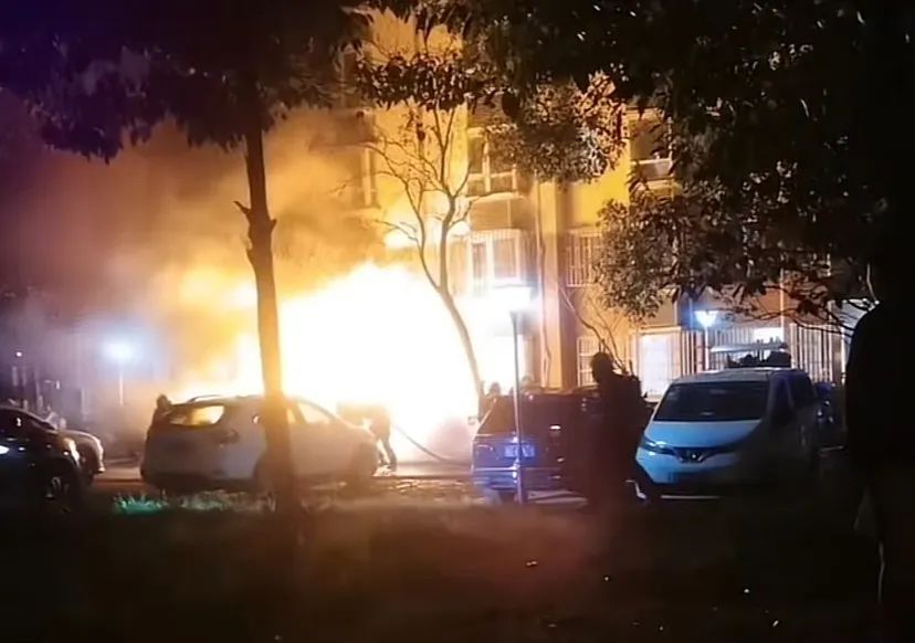 上海一小区凌晨起火，9辆电瓶车2辆汽车被烧毁，原因公布，一个细节令人后怕