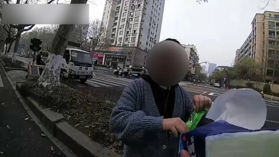 姑娘街头崩溃痛哭,被一个动作治愈…… 姑娘街头崩溃痛哭,被一个动作治愈……