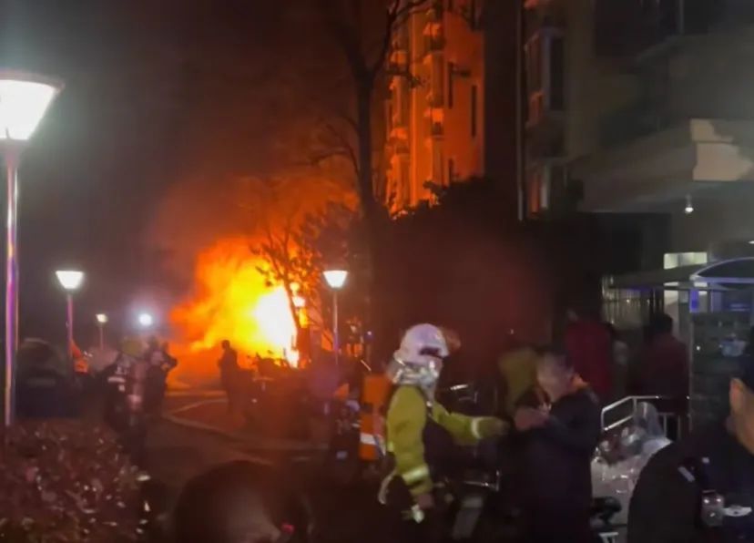 刚刚官方通报！上海一小区凌晨起火...