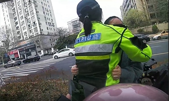 姑娘街头崩溃痛哭,被一个动作治愈…… 姑娘街头崩溃痛哭,被一个动作治愈……