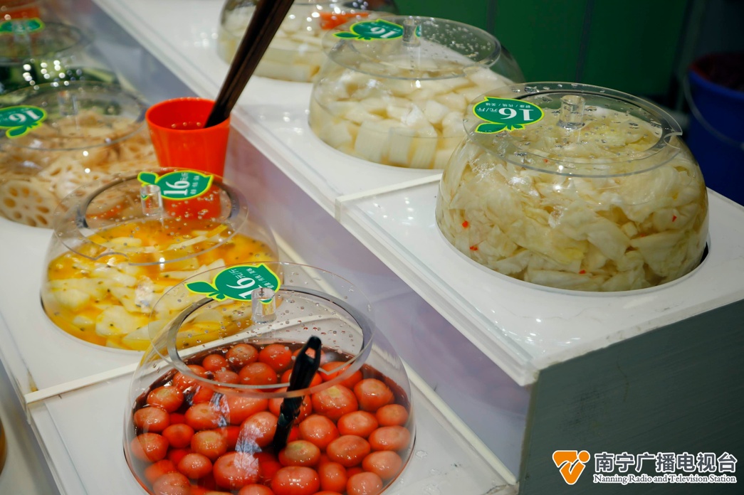 你吃的酸嘢安全吗？南宁开展酸嘢食品专项检查→