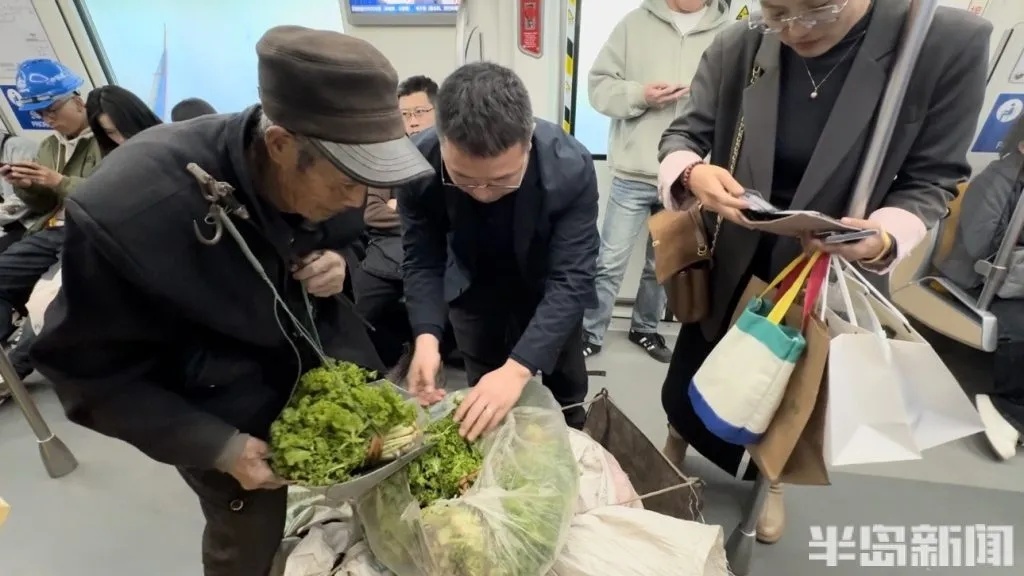 地铁上这一幕让全网破防！网友：今天起出门带现金