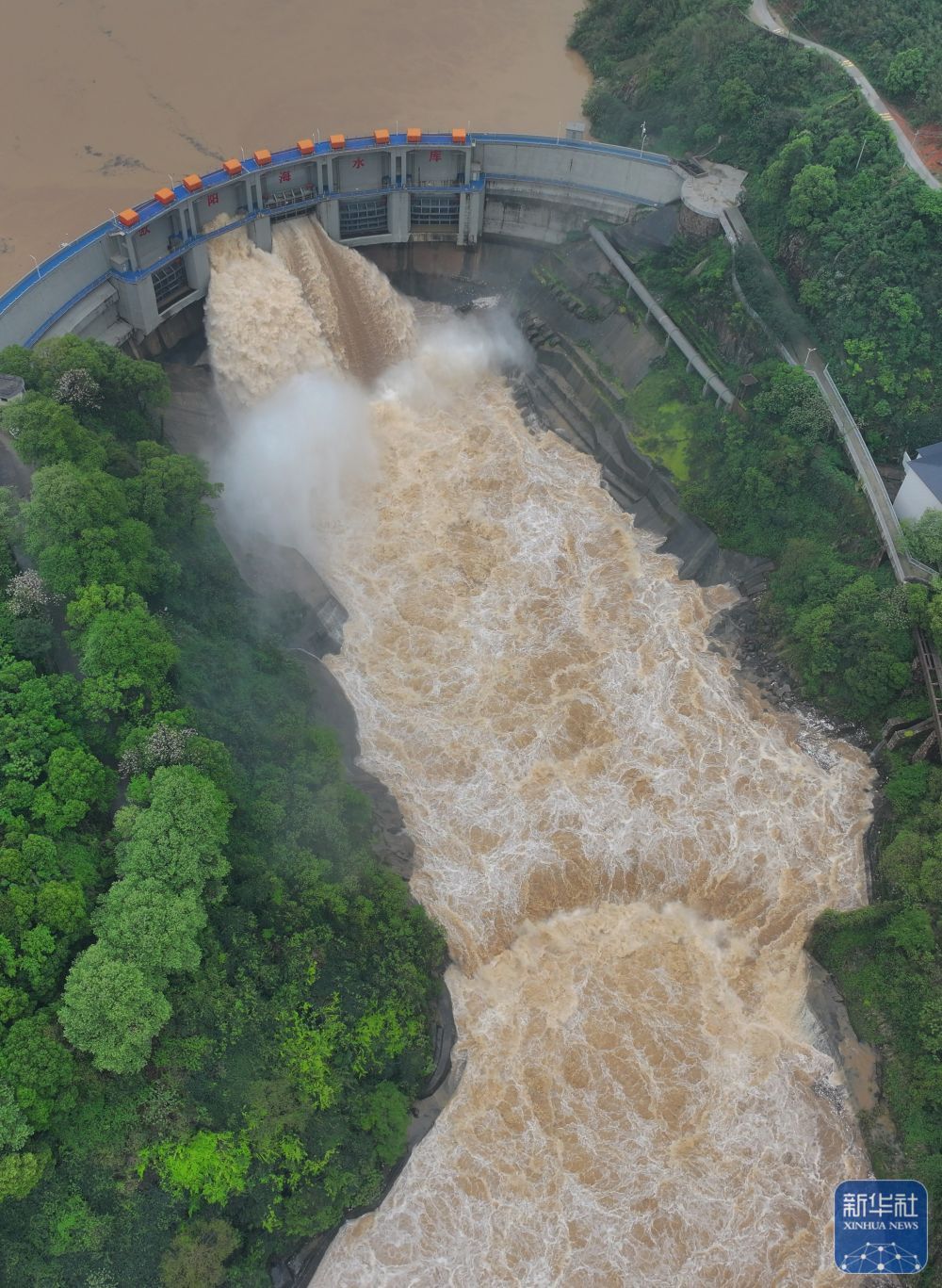 湖南郴州：欧阳海水库开闸泄洪