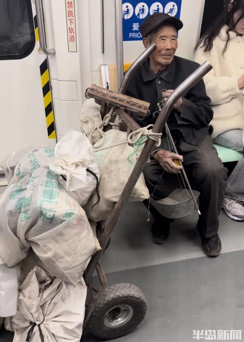 地铁上这一幕让全网破防！网友：今天起出门带现金