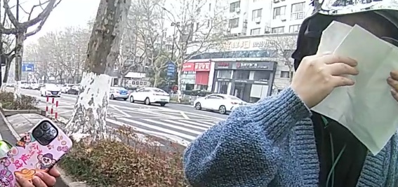 姑娘街头崩溃痛哭,被一个动作治愈…… 姑娘街头崩溃痛哭,被一个动作治愈……