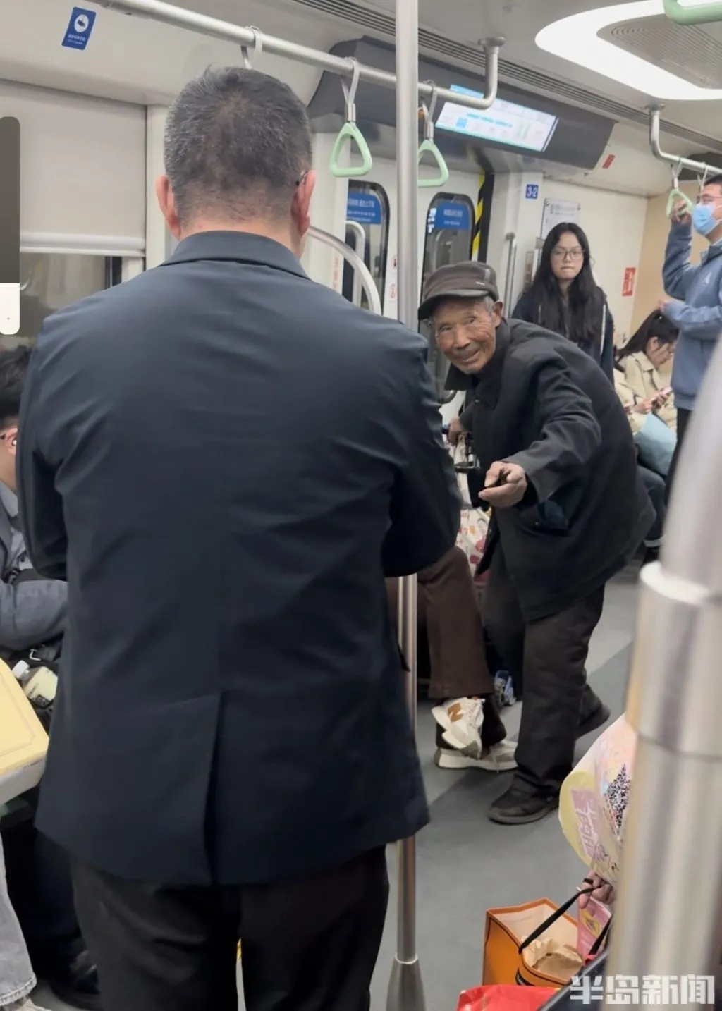 地铁上这一幕让全网破防！网友：今天起出门带现金