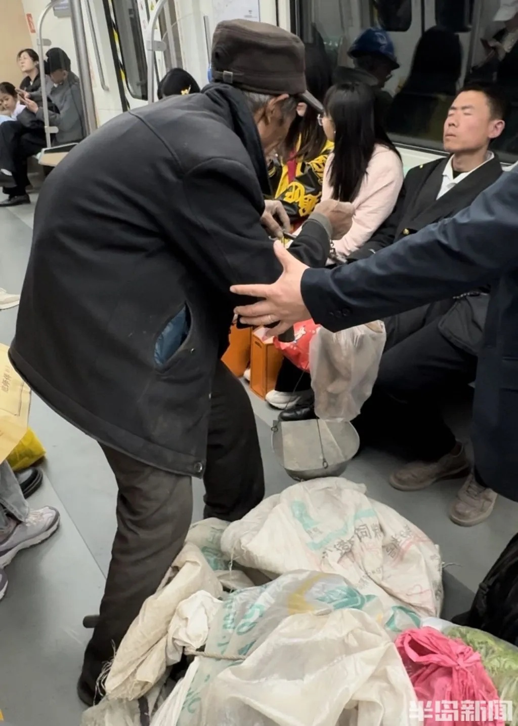 地铁上这一幕让全网破防！网友：今天起出门带现金