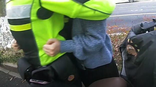 姑娘街头崩溃痛哭,被一个动作治愈…… 姑娘街头崩溃痛哭,被一个动作治愈……