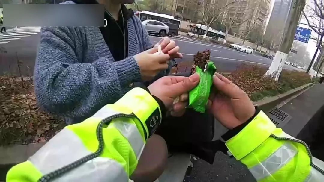 姑娘街头崩溃痛哭,被一个动作治愈…… 姑娘街头崩溃痛哭,被一个动作治愈……