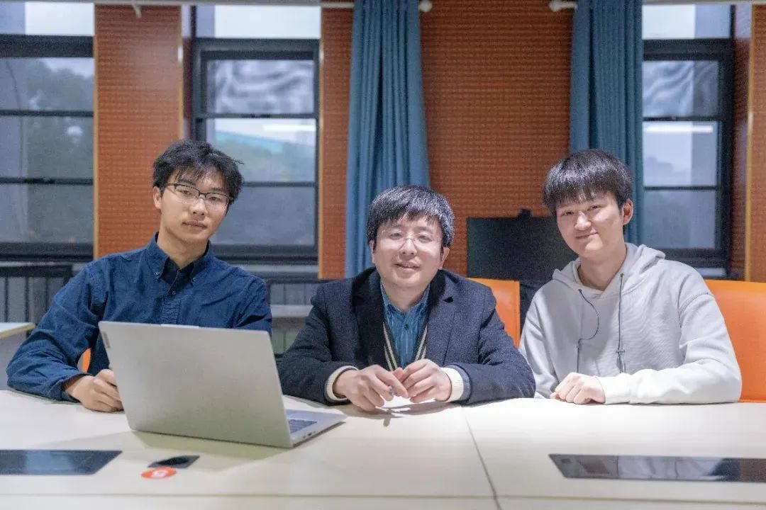 本科生创造学院历史，教授连用4个感叹号！