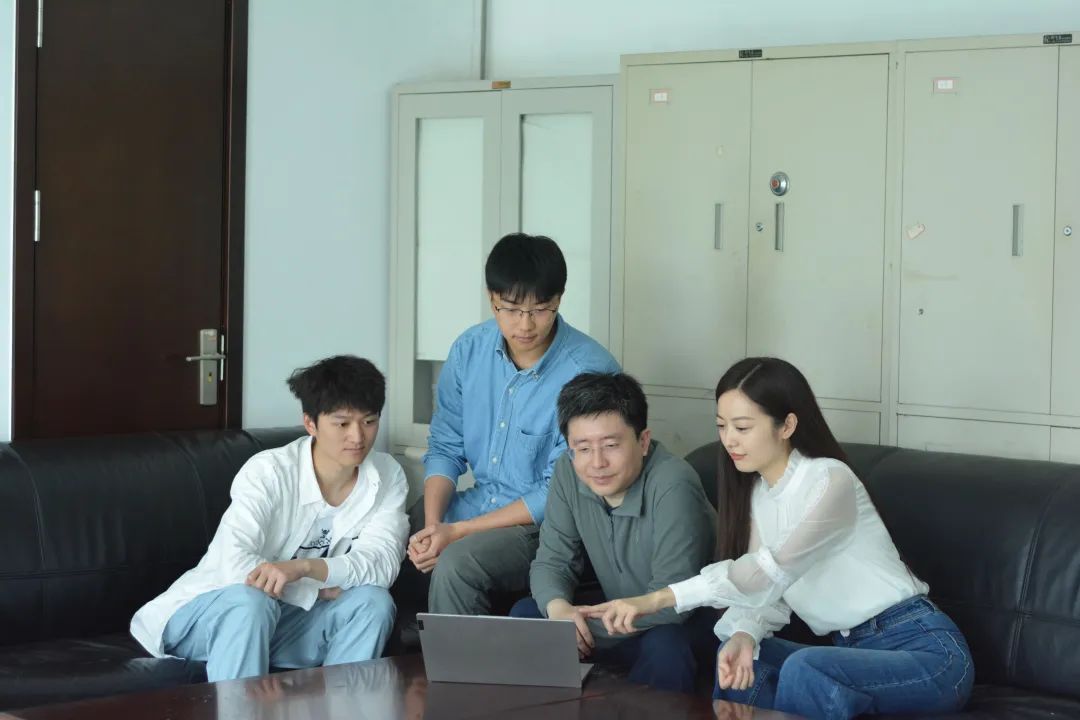 本科生创造学院历史，教授连用4个感叹号！