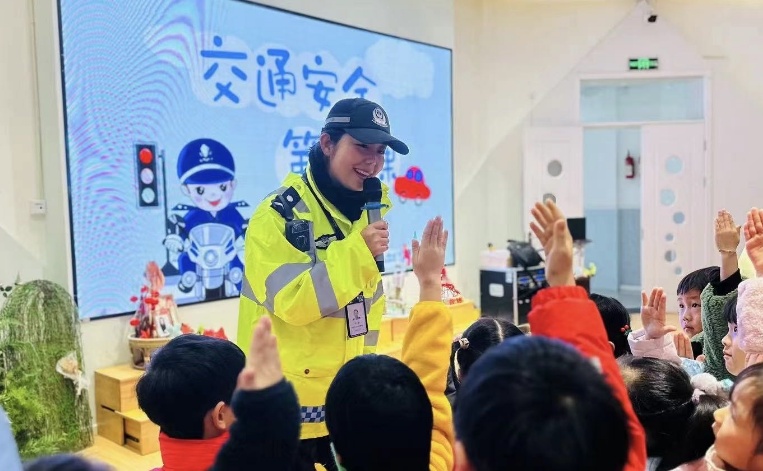 姑娘街头崩溃痛哭,被一个动作治愈…… 姑娘街头崩溃痛哭,被一个动作治愈……